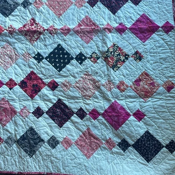 Handmade Chandelier Quilt Throw Blanket White Black Pink Red  (DOG NOT INCLUDED) - Picture 6 of 12